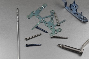 Kemik kırıklarının tedavisi için cerrahi aletler.