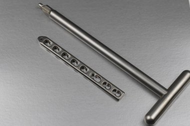 Kemik kırıklarının tedavisi için cerrahi aletler.