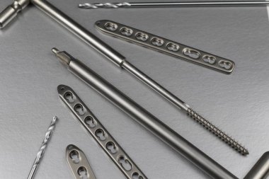 Kemik kırıklarının tedavisi için cerrahi aletler.