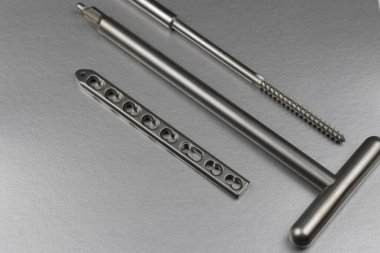 Kemik kırıklarının tedavisi için cerrahi aletler.