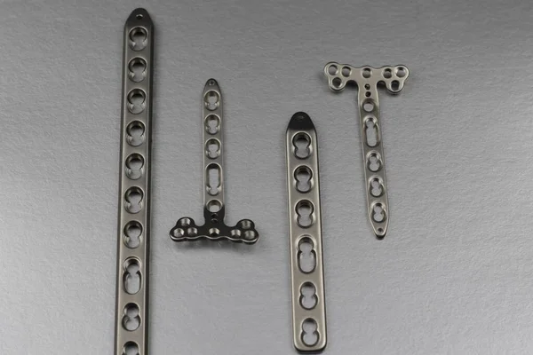 Kemik kırıklarının tedavisi için cerrahi aletler.