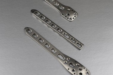 Kemik kırıklarının tedavisi için cerrahi aletler.