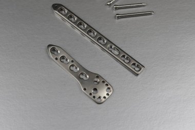 Kemik kırıklarının tedavisi için cerrahi aletler.