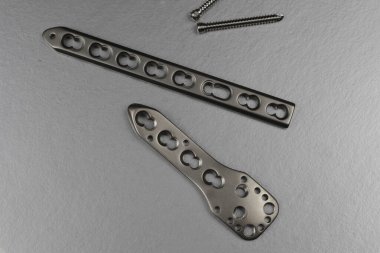 Kemik kırıklarının tedavisi için cerrahi aletler.