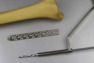 Kemik kırıklarının tedavisi için cerrahi aletler.