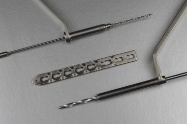 Kemik kırıklarının tedavisi için cerrahi aletler.