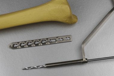 Kemik kırıklarının tedavisi için cerrahi aletler.