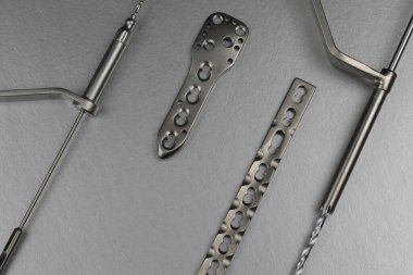 Kemik kırıklarının tedavisi için cerrahi aletler.