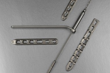 Kemik kırıklarının tedavisi için cerrahi aletler.