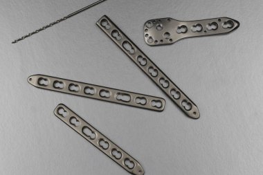 Kemik kırıklarının tedavisi için cerrahi aletler.