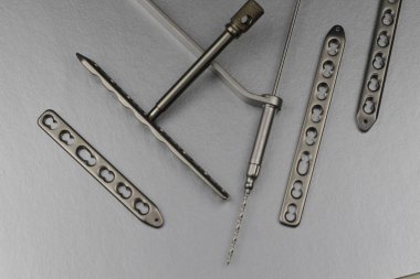 Kemik kırıklarının tedavisi için cerrahi aletler.