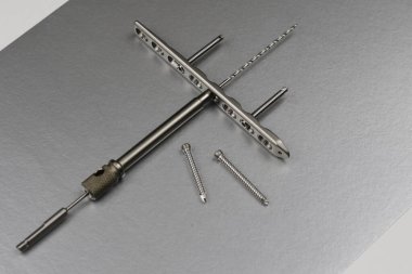 Kemik kırıklarının tedavisi için cerrahi aletler.