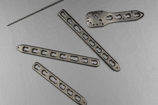 Kemik kırıklarının tedavisi için cerrahi aletler.