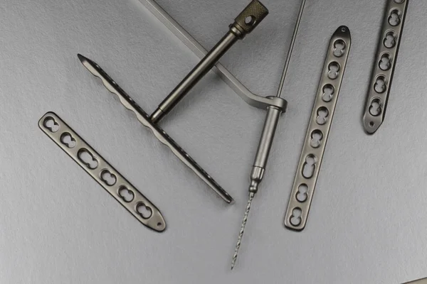 Kemik kırıklarının tedavisi için cerrahi aletler.