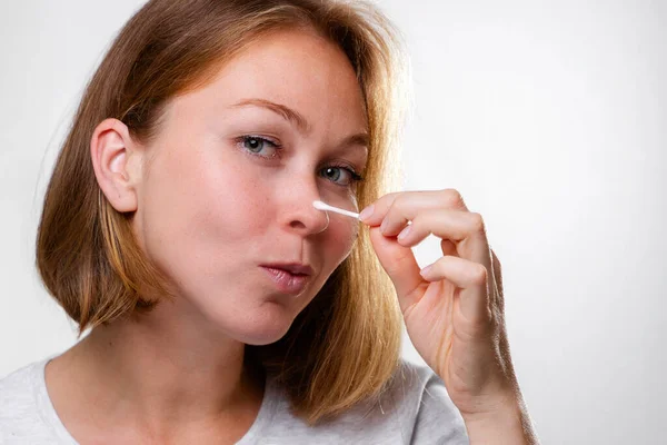 Retrato Una Joven Que Mancha Medicina Una Espinilla Nariz Fondo — Foto de Stock