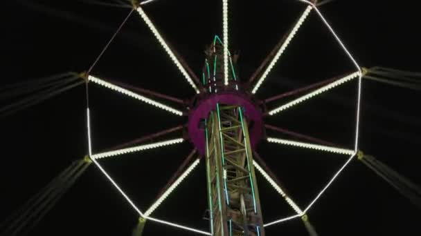 Nachtleben Vergnügungspark Eine Sich Drehende Attraktion Die Mit Neonlicht Leuchtet — Stockvideo