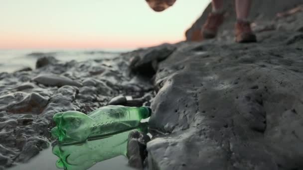 Dobrovolný Aktivista Kráčí Pláži Pytlem Odpadků Sbírá Plastové Láhve Zblízka — Stock video