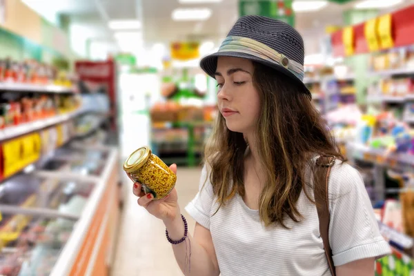 Портрет Милой Молодой Женщины Которая Выбирает Товары Супермаркете — стоковое фото