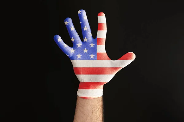 爱国心 一只手戴在美国国旗颜色的手套上的雄手 黑色背景 复制空间 美国国定假日和投票的概念 — 图库照片