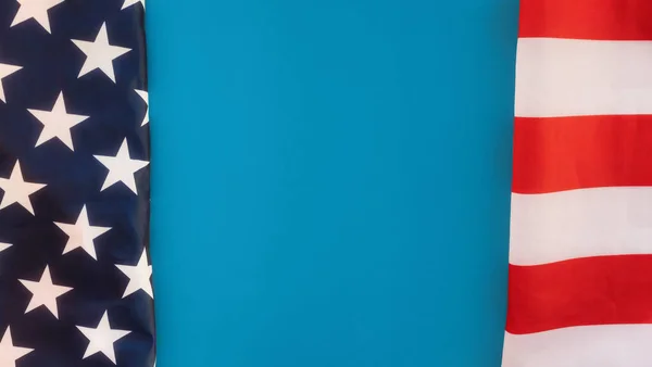 美国的国定假日 蓝色背景 美国国旗 平躺在床上复制空间 退伍军人日和独立日的概念 — 图库照片