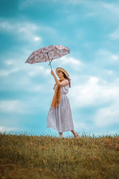 Une Jeune Femme Vêtue Chapeau Une Robe Paille Tenant Parapluie — Photo