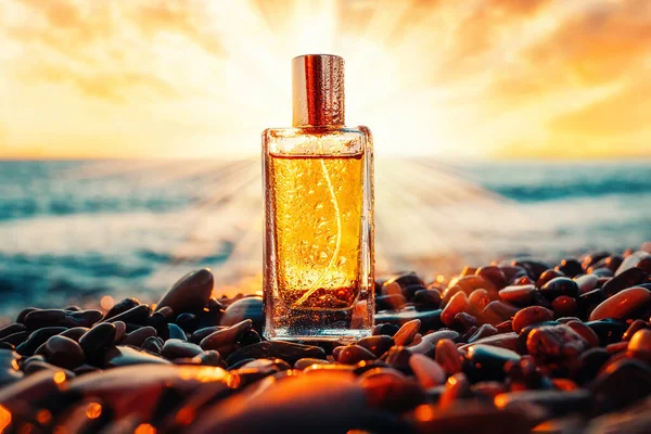 Una Botella Perfume Vidrio Dorado Con Gotas Agua Una Playa — Foto de Stock