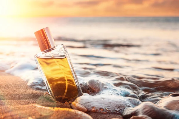 Una Botella Perfume Vidrio Con Tapa Dorada Una Playa Arena — Foto de Stock