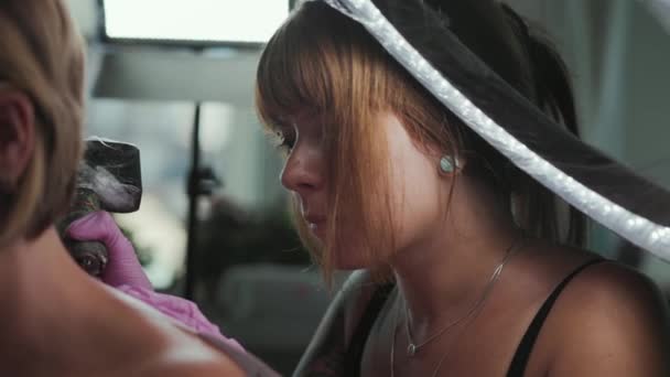 Lastik Eldivenli Bir Işçi Müşterisine Dövme Yapar Kapatın Yan Görüş — Stok video