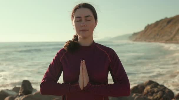 Yoga Retrato Mulher Sorridente Medita Com Palmas Das Mãos Dobradas — Vídeo de Stock