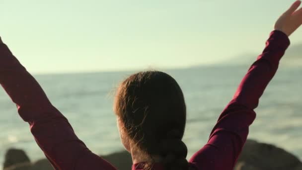 Mulher Esticando Mãos Medita Vista Traseira Surf Mar Está Fundo — Vídeo de Stock