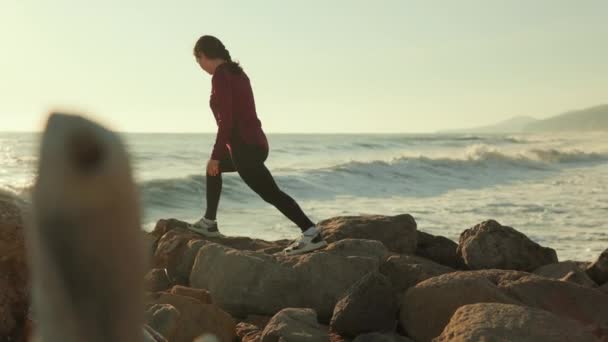 Mujer Haciendo Asana Guerrera Playa Salvaje Vista Trasera Seguimos Izquierda — Vídeos de Stock