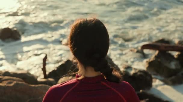 Frau Meditiert Mit Gefalteten Handflächen Einer Namaste Geste Der Küste — Stockvideo
