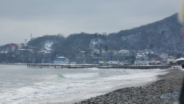 Буря Морі Вид Галькового Пляжу Моря Засніженої Гори Повільний Рух — стокове відео