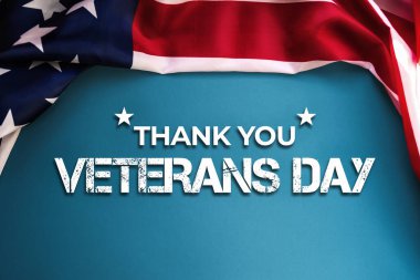 ABD 'nin ulusal bayramları. Mavi arka plan Amerikan bayrağıyla çerçevelenmiş. Düz yatıyordu. Gaziler Günü konsepti..