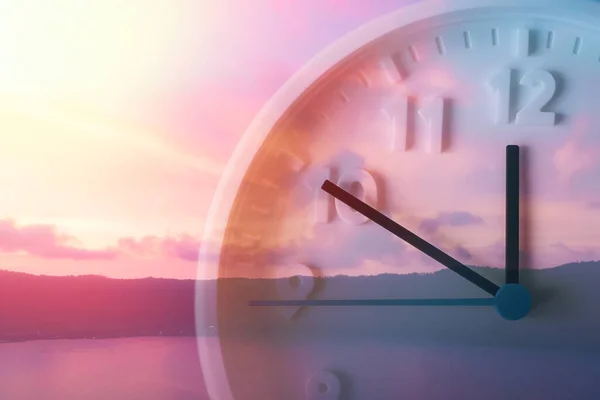 Begreppet Daylight Savings Time Vacker Lila Himmel Hav Och Närbild — Stockfoto