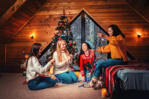 Kerstmis Nieuwjaar Een Groep Jonge Gelukkige Vrouwen Socialiseren Ontwarren Lichten — Stockfoto