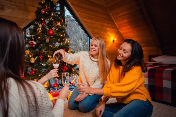 Kerstmis Nieuwjaar Drie Jonge Vrolijke Vrouwen Gieten Champagne Glazen Binnenshuis — Stockfoto