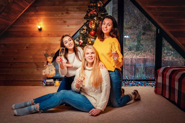 Kerstmis Nieuwjaar Drie Jonge Vrolijke Vrouwen Poseren Met Een Glas — Stockfoto