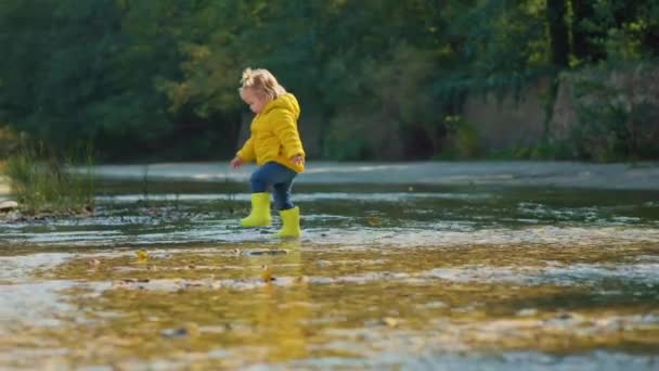 Une Jolie Petite Fille Bottes Caoutchouc Jaune Marchant Dans Eau — Video