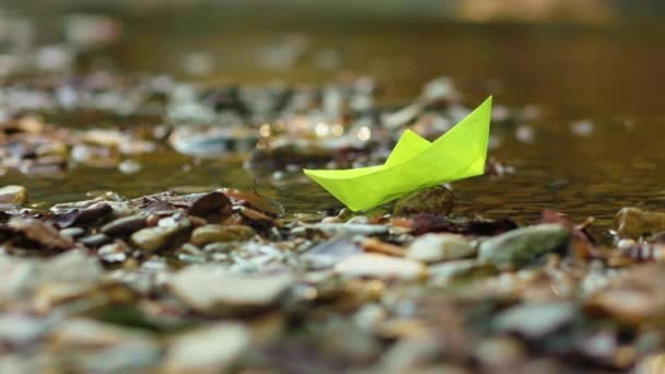 Ein Gefaltetes Papierboot Das Ufer Des Flusses Wasser Liegt Nahaufnahme — Stockvideo
