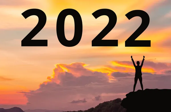 Ano Novo 2022 Silhueta Pessoa Vencedora Penhasco Pôr Sol Está — Fotografia de Stock