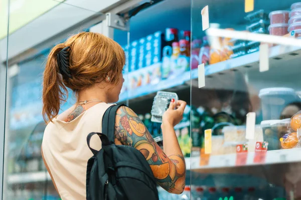 Uma Jovem Bronzeada Com Tatuagens Escolhe Mirtilos Supermercado Conceito Consumo — Fotografia de Stock