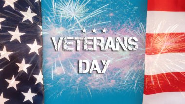 ABD 'nin ulusal bayramları. Mavi arka plan Amerikan bayrağı ve havai fişekleri ile çerçevelenmiş. Düz yatıyordu. Gaziler Günü konsepti..