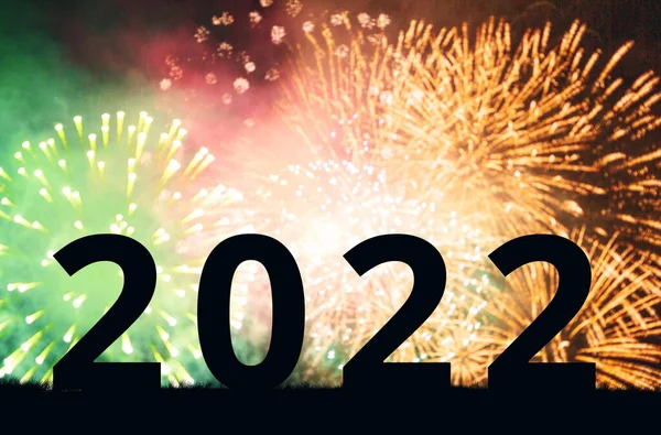 2022年新年 多色の花火の背景に大きな黒い数字のシルエット コピースペース 暦年変更の概念 — ストック写真