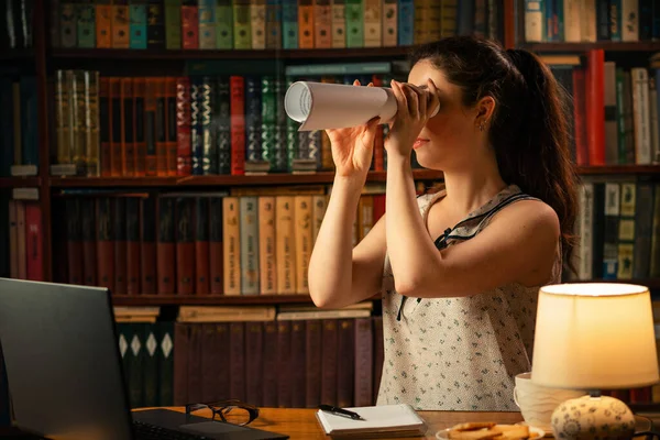 Una Mujer Joven Enrollado Documentos Forma Telescopio Los Examina Concepto —  Fotos de Stock