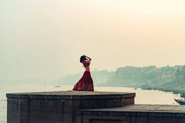 Une Belle Indienne Dans Sari Rouge Dansant Seule Dans Rue — Photo