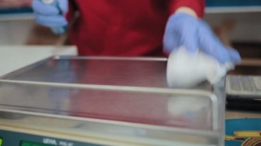 Dezenfekte. Lastik eldivenli bir kadın masaya antiseptik sıkar ve peçeteyle siler. Eller yakın çekim. Koronavirüs ve hijyenik temizlik kavramı..