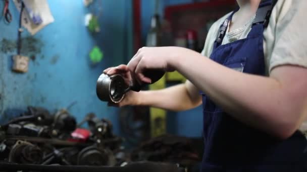 Concepto Igualdad Género Joven Mujer Bonita Uniforme Trabajo Comprobando Rumbo — Vídeo de stock