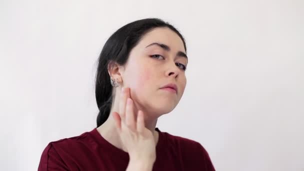 Portret Młodej Kobiety Wyciskającej Krem Rurki Maskującej Zaczerwienienie Policzkach Kosmetykami — Wideo stockowe