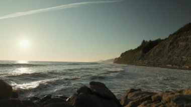 Açık güneşli havada fırtınalı deniz ya da okyanus manzarası. Yavaş çekim.